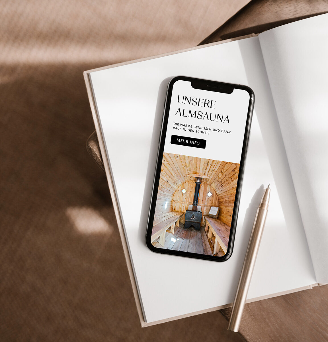 Handy mit Webseite auf dem Bildschirm