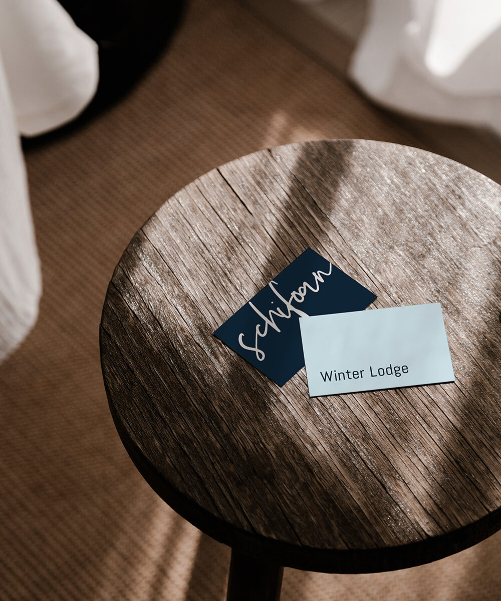 Mehrere Visitenkarten auf Tisch als Beispiel