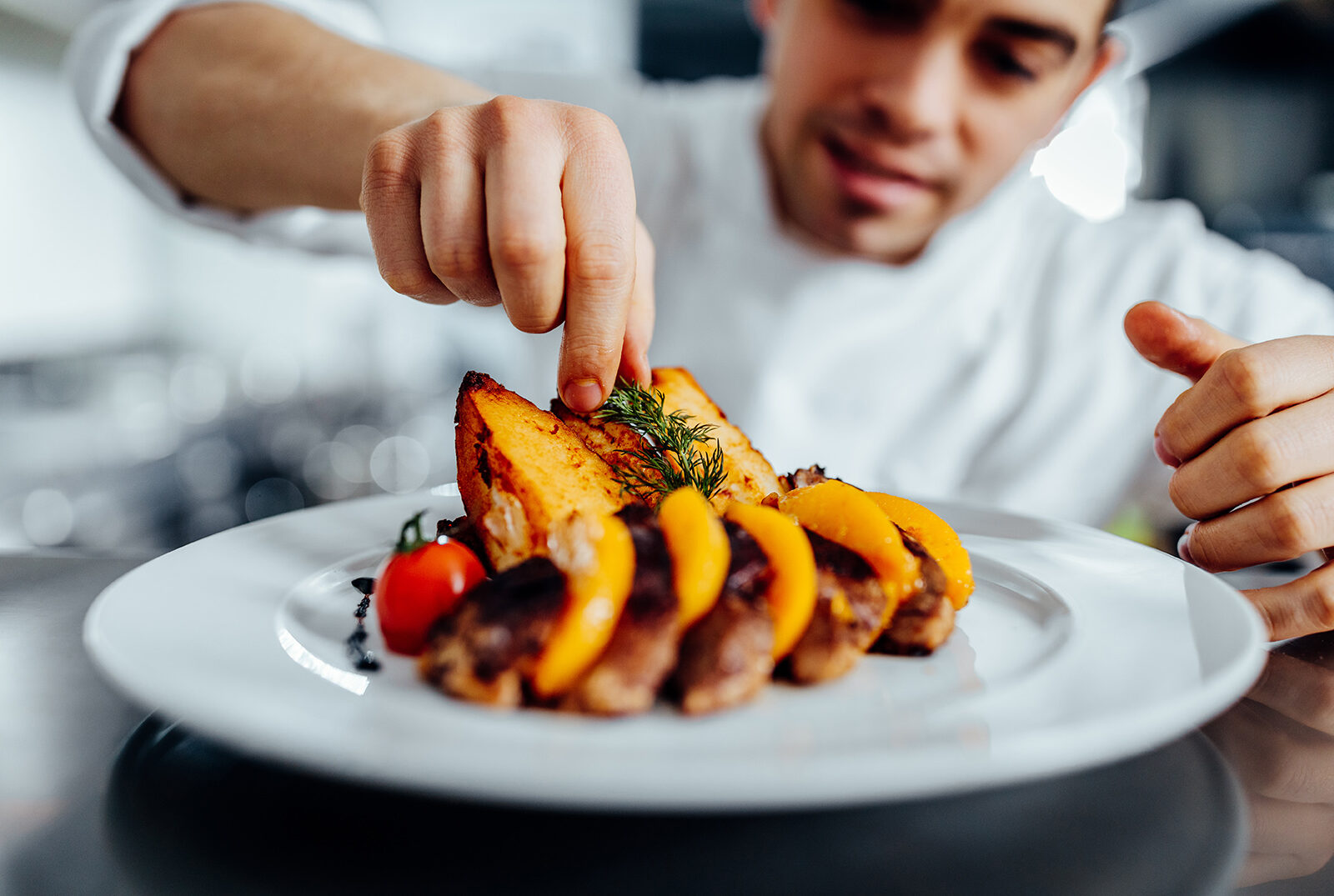 Koch richtet Essen an